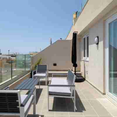 Sunlit Top Floor 2BR APT Big Terrace Others