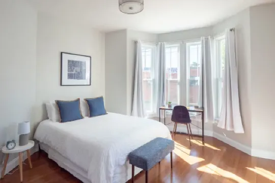 Relaxing Deck and Cozy Charm - Stylish Urban Retreat