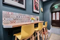 Clarence House Hotel a 