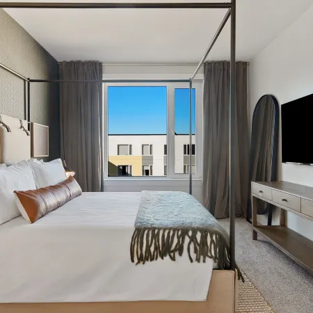 Luxe Everett 2BR–2BA w/ Pool, Gym & Parking