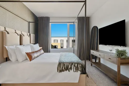 Luxe Everett 2BR–2BA w/ Pool, Gym & Parking
