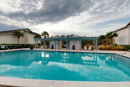 Cozy Island Townhouse W/screened Porch, Shared Pool, & Serene Pond Views -  Ferienhäuser