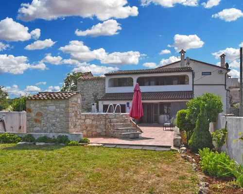 Charming Home With Pool in Barbariga Hotels in Peroj