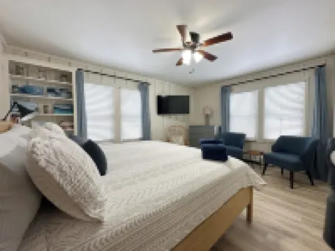 Cozy Sacandaga Lake Home, Sleeps 15, Fire Pit, Outdoor Deck, Pet Friendly!