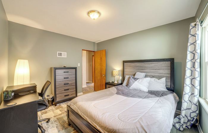 Spacious & Peaceful Suburban Home in Lansing!