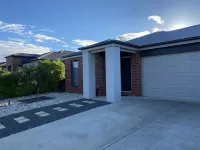 Modern 4-Bedroom Home, Near Playground, Lake & Nature Trails, Minutes to Bendigo