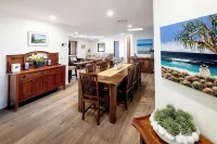 Absolute beachfront- Bush, Beach, Dogs, Relax!