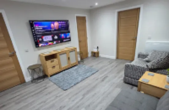 2 Bed House Sleeps 5 -Private Garden -Dogs Allowed Hotels in 