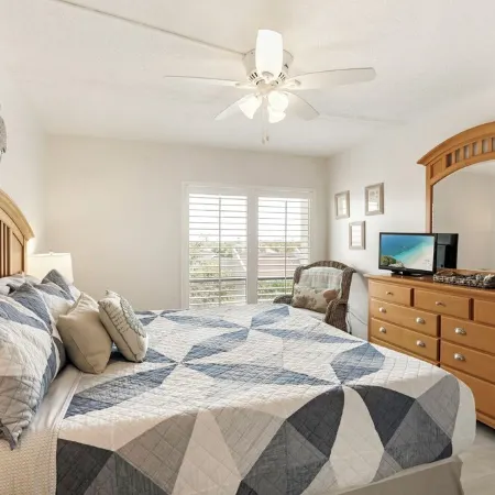 Luxurious 1-Bedroom Condo a Short Walk to Siesta Key Beach