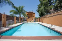 Express Inn & Suites Ontario Airport - Rooftop Pools