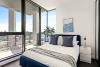 Modern 2BR Apt w Parking Near Melbourne Central