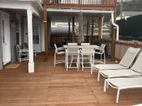 4-Bdrm 3 bath house in Grafton with large patio, WiFi and very walkable. Fun!!! Hotels in Jersey County