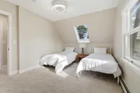 Drift Cottage Steps to Beach فنادق في 