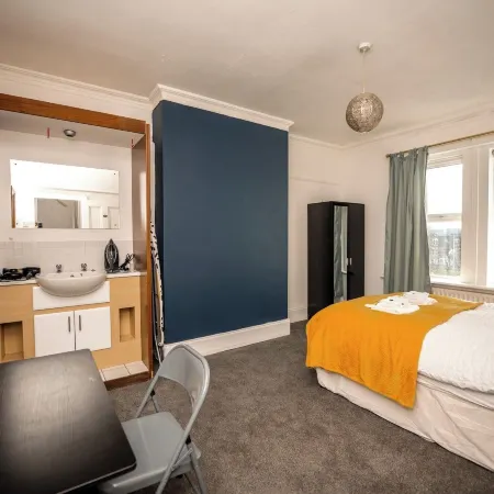 Apt - Sleeps 10 - Parking - Ideal for Contractors