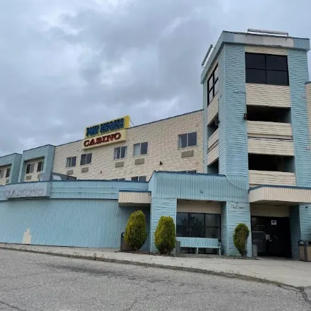 Econo Lodge Inn & Suites Отели в г. Джекпот