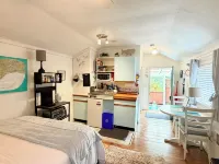 Oceanfront Studio Suite:Ocean Access, Boardwalk, Dock, BBQ, Kayaks & Crab Traps! Hotels in Sooke