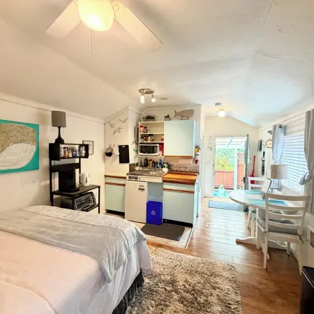 Oceanfront Studio Suite:Ocean Access, Boardwalk, Dock, BBQ, Kayaks & Crab Traps! Отели в г. Сук