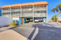 Pelican Cove Condo at Bradenton Beach w/ Pool! - Parkering