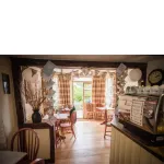 Swan House Tea Room and Bed & Breakfast - Homestays