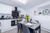 Modern 6 Bed House Perfect for Business and Groups - Homestays