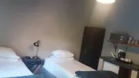 Room-Homely Room in Peaceful and Comfort - parking