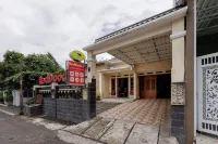 RedDoorz near Grand Kota Bintang - Guest houses