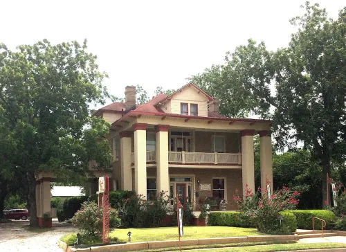 Luxury Lodging in the Heart of Historic Downtown Gonzales - Homestays