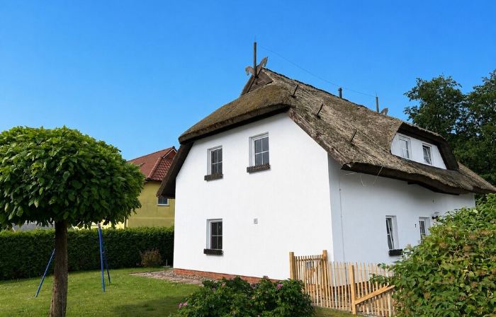 Unique Thatched Cottage with a Private Garden and Parking, Including Utilities and Laundry Service