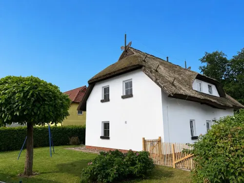 Unique Thatched Cottage with a Private Garden and Parking, Including Utilities and Laundry Service - Homestays