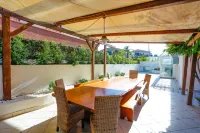 Path House by Wonderful Italy - parking
