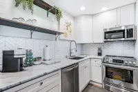 Modern Lake Geneva Condo With Pool and Patio - 4-stjärniga