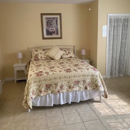 Angie's Guest Cottage Отели рядом с достопримечательностью «Пляж Кроатан-Бич»