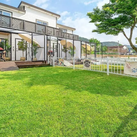 Yeosu Dangdangi Dog Family Pension Gold