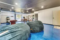 4-Season Boathouse, Hot Tub! Guadalupe River Oasis - parking
