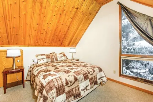 Two-bedroom Plus Loft Chalet w/ Mountain Views - Chalets