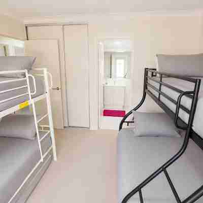 Unit Close Airport, Hospital, Shops and Transport Rooms