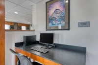 鮑靈格林北貝斯特韋斯特SureStay飯店 - 停車場