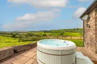 Hilltop View with Hot Tub - 2 estrellas