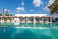 Isla Brown Corinthia Resort & Spa, Curio Collection by Hilton - piscina