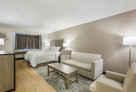 Red Roof PLUS+ & Suites Savannah - I-95