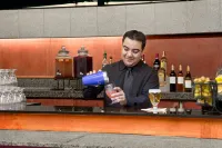 Embassy Suites by Hilton Chicago O'Hare Rosemont - بار