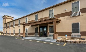 Econo Lodge Inn & Suites