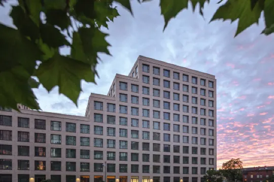 Holiday Inn - the niu, Dwarf Berlin Schöneberg Отели рядом с достопримечательностью «Геденкорт За-Гефенгнис Папештрассе»