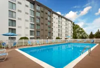 DoubleTree by Hilton Washington Meadow Lands Casino Area - piscina