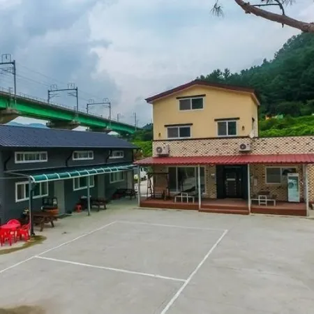 Wonju Sogeumsan Pension Отели рядом с достопримечательностью «Поле для гольфа Oak Valley Resort»