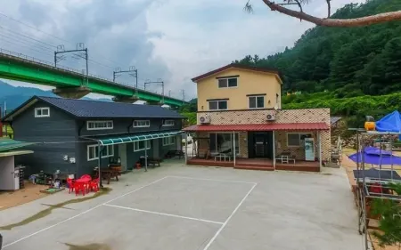 Wonju Sogeumsan Pension Отели рядом с достопримечательностью «Ganhyeon Yuwonji»