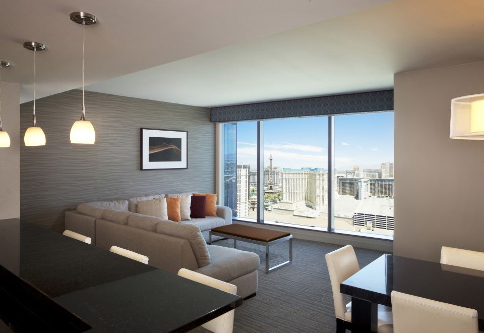 Hilton Grand Vacations Club Elara Center Strip Las Vegas의 현대적인 내부 모습