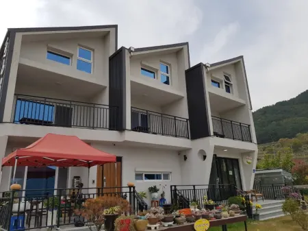 Goseong 1379 Stay Pension Отели рядом с достопримечательностью «Goseong Dinosaur World Expo»