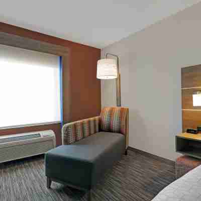 Holiday Inn Express & Suites Newport Rooms