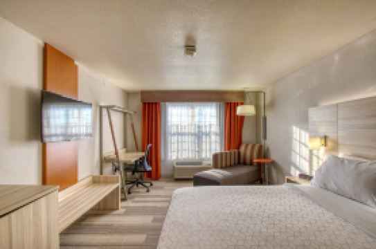 Holiday Inn Express & Suites MILWAUKEE AIRPORT by IHG
